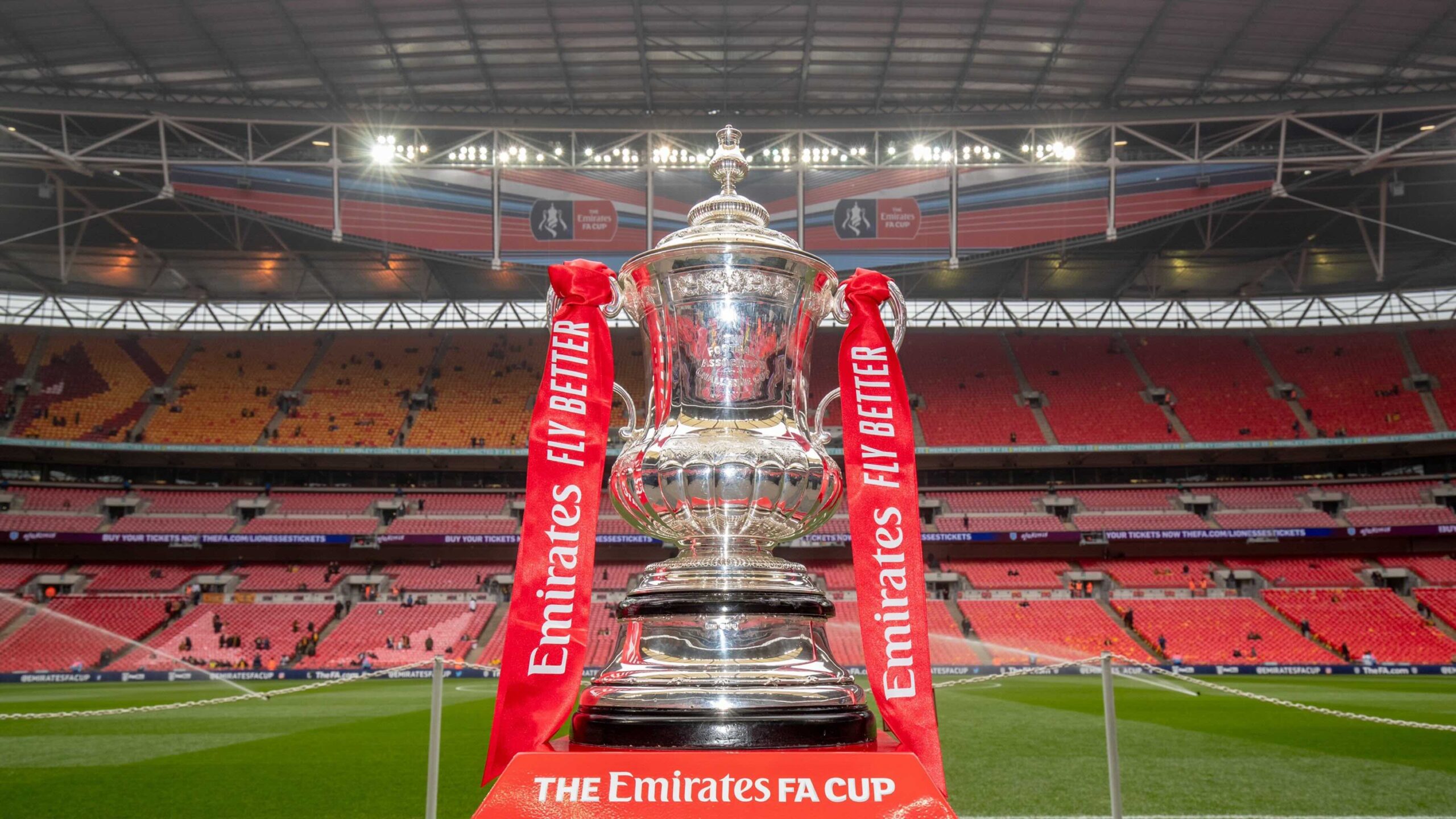 Trofi FA Cup. (Foto: twitter.com/emiratesfacup)